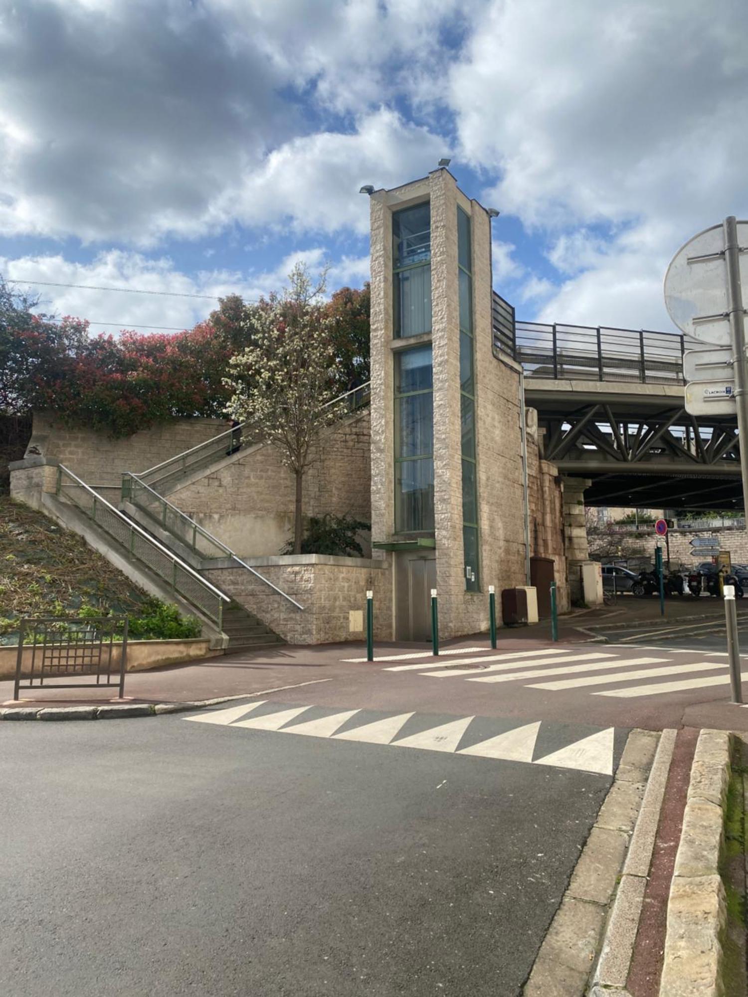 Emplacement Exceptionnel Et Rare Paris Suresnes Longchamp Екстериор снимка